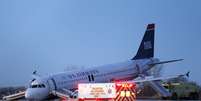 Aeronave da US Airways ficou parada na pista após falha no trem de pouso  Foto: Matt Slocum / AP