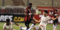 <p>Douglas Coutinho tinha contrato com o Atlético-PR até julho de 2017</p>  Foto: AP