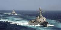 <p><span style="color: rgb(80, 80, 80); font-size: 12px; line-height: 18px;">Os navios americanos USS Kidd e USS Pinckney fazem parte das buscas pelo avião malaio desaparecido </span></p>  Foto: Reuters