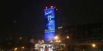 "Orações para MH370" - projeção é vista no Putra World Centre, em Kuala Kumpur, nesta sexta-feira  Foto: Reuters