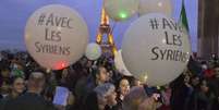 <p>A multidão carregou bandeiras e segurou balões em homenagem aos sírios, que há três anos são vítimas de uma guerra civil</p>  Foto: AP