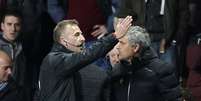 Mourinho discute com quarto árbitro após ser expulso  Foto: Reuters