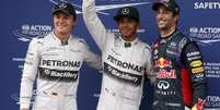 Lewis Hamilton (Mercedes) conquistou a pole position para o Grande Prêmio da Austrália; em disputa equilibrada, britânico superou Daniel Ricciardo (Red Bull) e Nico Rosberg (Mercedes)  Foto: Reuters