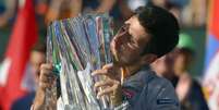 Djokovic ergueu pela terceira vez troféu de Indian Wells  Foto: AP