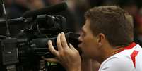 Gerrard marcou dois de p&ecirc;nalti e ainda perdeu outro em vit&oacute;ria do Liverpool sobre Manchester  Foto: Reuters