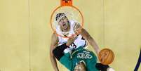 Anthony Davis disputa rebote em vit&oacute;ria contra o Celtics  Foto: AP