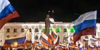 Mais de vinte mil pessoas se reuniram na noite de domingo na praça de Lênin de Simferopol, capital da república separatista da Crimeia, para festejar a vitória da reunificação com a Rússia no referendo  Foto: AP