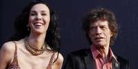 O vocalista dos Rolling Stone, Mick Jagger (à direita), ao lado de sua namorada, a estilista L'Wren Scott (à esquerda), na festa da revista Vanity Fair em 2011, em Hollywood. A estilista foi encontrada morta nesta segunda-feira em seu apartamento, em Nova York, segundo uma autoridade policial. 28/02/2011  Foto: Danny Moloshok / Reuters