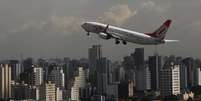<p>Um Boeing 737-800 da Gol decola do aeroporto de Congonhas, em São Paulo; aéreas podem evitar multas por falta de acomodação na Copa</p>  Foto: Nacho Doce / Reuters