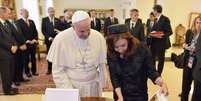 <p>Cristina Kirchner e o Papa Francisco trocaram presentes durante o encontro</p>  Foto: Reuters