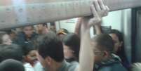 Usuários do Metrô se apertam para entrar em trem na estação Paraíso  Foto: Felipe Marques / vc repórter