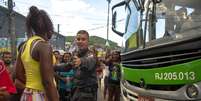 Policial contém moradora durante protesto em Madureira  Foto: Mauro Pimentel / Terra