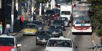 Apesar da restrição, taxistas continuavam trafegando nos corredores de ônibus em São Paulo  Foto: Luiz Claudio Barbosa / Futura Press