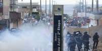 <p>Manifestantes que protestavam contra a m&aacute; qualidade do transporte&nbsp;entraram em confronto com a pol&iacute;cia na DF-290, perto de C&eacute;u Azul, em Valpara&iacute;so</p>  Foto: Antonio Cruz / Agência Brasil