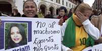 Brasileiros fazem protesto em Mungia, na Espanha, depois que a garçonete brasileira Andina Pereira, 35 anos, foi morta no país  Foto: EFE