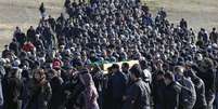 <p>Centenas de pessoas compareceram ao enterro de Rechat Ametov. Seu corpo foi achado em uma floresta a 20km de Simferopol</p>  Foto: Reuters