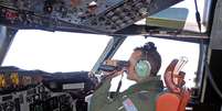 <p>Piloto da Força Aérea Real Australiana, a bordo de uma aeronave de patrulha marítima, varre a superfície do mar, perto do oeste da Península da Malásia, em 17 de março</p>  Foto: Reuters