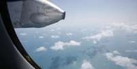 Mar visto pela janela de um avião do vietnão, envolvido nas buscas pelo Boeing da Malaysia Airlines, desaparecido há 10 dias. A área em mar e terra que está sendo rastreada na busca pelo avião é do tamanho da Austrália, disseram autoridades nesta terça-feira. 10/03/2014  Foto: Kham / Reuters