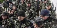 <p>Militares ucranianos em frente à sede da Marinha ucraniana em Sebastopol, na Crimeia, nesta quarta-feira, 19 de março</p>  Foto: AP
