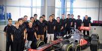 Lima (ao centro) &eacute; um dos 18 pilotos escolhidos para integrar programa da escuderia  Foto: McLaren / Divulga&ccedil;&atilde;o