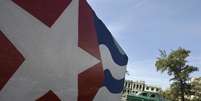 <p>Uma parede decorada com a bandeira cubana, em Havana</p>  Foto: Enrique De La Osa / Reuters