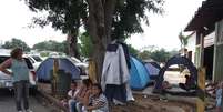 Esposas, mães e filhas dos detentos montam barracas em um acampamento improvisado do outro lado da rua do Complexo Penitenciário  Foto: Rose Mary de Souza / Especial para Terra