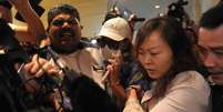 <p>Parentes chineses de passageiros do vôo desaparecido da Malaysia Airlines são bloqueados pela polícia da Malásia de entrar no centro de imprensa antes do início de uma entrevista  em um hotel perto do aeroporto intenracional de Kuala Lumpur, nesta quarta-feira, 19 de março</p>  Foto: AFP