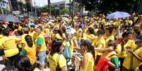 <p>Manifestantes se reuniram na praça Santos Andrade e iniciaram a Marcha em Defesa da Educação pelo Centro Cívico</p>  Foto: Rafael Azevedo Perich / vc repórter