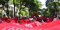 <p>Sem-teto fizeram protesto na quinta-feira no centro de São Paulo</p>  Foto: Alan Morici / Terra