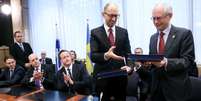 O primeiro-ministro da Ucrânia Arseniy Yatsenyuk, e o Presidente do Conselho Europeu Herman Van Rompuy - em cerimônia de acordo que aconteceu nesta sexta-feira  Foto: AP