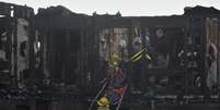 Equipe de resgate retira corpos das ruínas do motel em Nova Jersey que sofreu um incêndio nesta sexta-feira  Foto: Reuters