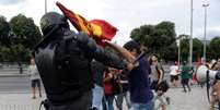 <p>Os manifestantes da marcha da família e um grupo contrário ao protesto passaram a se enfrentar, sendo dispersados pela PM, que usou balas de borracha e cassetetes<b> </b></p>  Foto: Mauro Pimentel / Terra