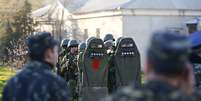 22 de março - Homens armados da Ucrânia e da Rússia são vistos numa em base área militar na cidade de Belbek, próximo à Sebastopol  Foto: Reuters