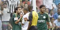 Valdivia reclama com a arbitragem de Luiz Fl&aacute;vio de Oliveira  Foto: Ricardo Matsukawa / Terra