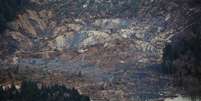 Vista aérea do deslizamento entre as cidades de Arlington e Darrington, nos EUA  Foto: AP