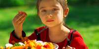 Quando a criança ou o adolescente mastiga bem a comida, o processo de digestão é facilitado e evita-se o refluxo  Foto: Shutterstock