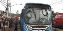 O condutor do &ocirc;nibus fugiu ap&oacute;s o acidente. O ve&iacute;culo foi cercado por populares  Foto: Felipe Brugger / Futura Press