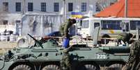 Tropas russas tomaram nesta segunda-feira uma base da infantaria marinha da Ucrânia em Feodosia, na Crimeia  Foto: Shamil Zhumatov / Reuters