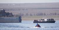 Soldados ucranianos deixaram o navio Konstantin Olshansky no lago Donuzlav, Crimeia, nesta segunda-feira  Foto: AP