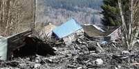 Grande deslizamento de terra no estado de Washington, nos EUA, causou mortes e bloqueou estradas  Foto: Reuters