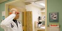Ao ler o QR code do lado das salas, o Google Glass mostra informações do prontuário do paciente  Foto: BIDMC