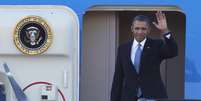 <p>Barack Obama desembarca do Air Force One em sua chegada ao aeroporto de Amsterdã, na Holanda, nesta segunda-feira, 24 de março, para discutir com outros seis líderes mundiais como punir a Rússia pela anexação da região Crimeia, incluindo a possibilidade de exclusão de Moscou do G8</p>  Foto: AFP