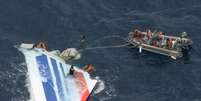 <p>Foto tirada em 8 de junho de 2009 mostra membros da Marinha do Brasil trabalhando na recuperação de restos do avião da Air France que realizou o voo 447 e caiu no Oceano Atlântico</p>  Foto: AP