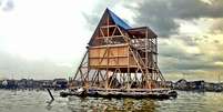 Este protótipo de escola flutuante, construído para a comunidade de Makoko, na Nigéria, segue uma abordagem inovadora, sustentável e barata, atendendo as necessidades da população local, que vive em palafitas sobre a Lagoa de Lagos  Foto: NLE / BBC News Brasil