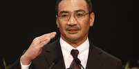 <p>Ministro dos Transportes da Mal&aacute;sia, Hishammuddin Hussein, responde a perguntas de jornalistas durante uma confer&ecirc;ncia de imprensa sobre o v&ocirc;o MH370, em Kuala Lumpur, na Mal&aacute;sia, nesta terca-feira, 25 de mar&ccedil;o</p>  Foto: AP