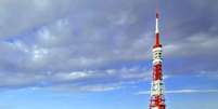 Torre de Tóquio - Construída em 1958 no formato da Torre Eifel, de Paris, na França, a edificação é uma torre de comunicação em um belveder muito visitado por turistas. Com 333 metros de altura, é a segunda maior estrutura do Japão  Foto: Shutterstock