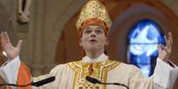 <p>Dom Franz-Peter Tebartz-van Elst em seu discurso de posse durante um culto de adoração na Catedral de Limburgo, em 20 de janeiro de 2008</p>  Foto: Reuters
