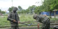 Equipes do Exército buscam armas e munições enterradas por traficantes na favela Nova Holanda, no Complexo da Maré  Foto: Tomaz Silva / Agência Brasil