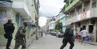 Militares do 1º Batalhão de Engenharia de Combate-Escola do Exército buscam armas enterradas por traficantes no Complexo da Maré  Foto: Tomaz Silva / Agência Brasil