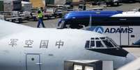 Avião chinês Ilyushin Il-76, usado para as buscas ao voo MH370, retornou ao aeroporto de Perth por causa do mau tempo  Foto: Reuters